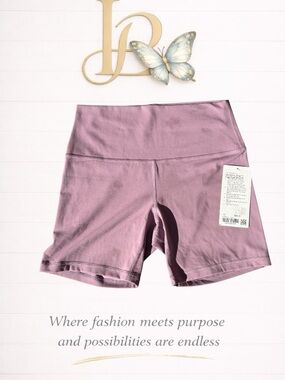 Lululemon NWT Align size 10
High-Rise Short 6”